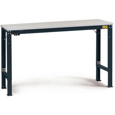 Metalen tafel met een rechthoekig grijs tafelblad. Vier stabiele, donkere poten met zichtbare schroeven. Geschikt voor werkplaatsen.