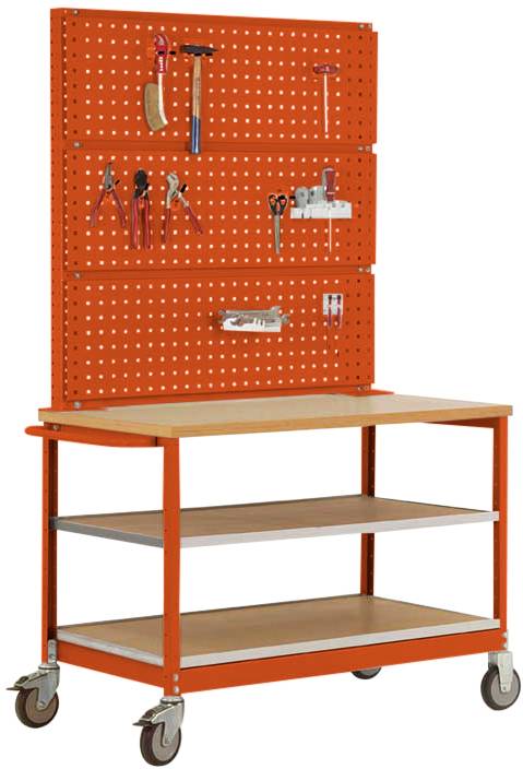 Een mobiele gereedschapswagen met rood geperforeerd metaal en gereedschappen aan de wand. Drie planken bieden opbergruimte; gemonteerd op wielen.