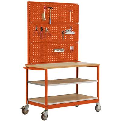 Een mobiele gereedschapswagen met rood geperforeerd metaal en gereedschappen aan de wand. Drie planken bieden opbergruimte; gemonteerd op wielen.