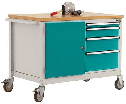 Werkbank op wielen met een houten blad, drie laden en een deur in turquoise. Een rotorborstel en een hamer liggen bovenop.