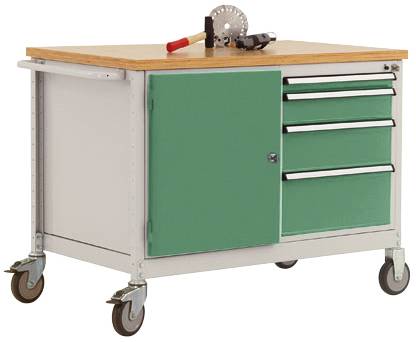 Mobiele werkbank met houten werkblad, groene laden en vakken; hamer en zaagblad liggen bovenop. Geschikt voor werkplaatswerkzaamheden.