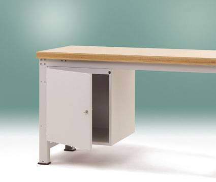Een wit werktafel met een houten blad, links een open vak met deur, voor een groene achtergrond.