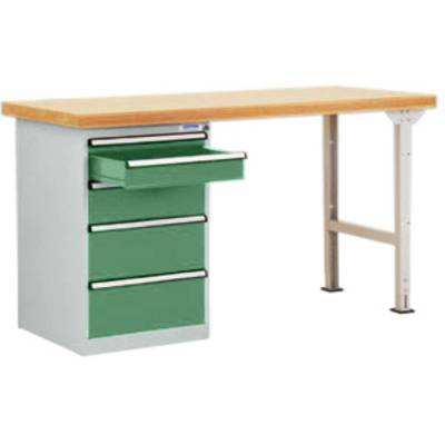 Grote werktafel met een houten blad en een groene metalen ladenkast aan de linkerkant.