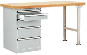 Een metalen werktafel met een houten werkblad en drie grote lades aan de linkerkant. De tafel heeft metalen poten en is functioneel ontworpen.