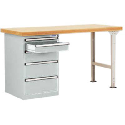 Een metalen werktafel met een houten werkblad en drie grote lades aan de linkerkant. De tafel heeft metalen poten en is functioneel ontworpen.
