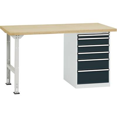 Een stabiele werktafel met een houten blad en een ladenkast met zes laden aan de rechterkant.