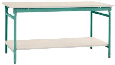 Een rechthoekige tafel met groene metalen poten en twee witte werkbladen, geschikt voor gebruik in een werkplaats of kantoor.