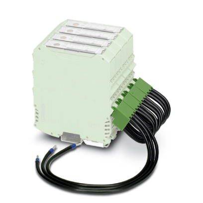 Een groene elektronische schakelkast, aangevuld met meerdere aansluitplaatsen en bijbehorende verbindingskabels.