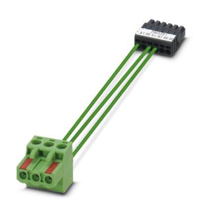 Groene stekker verbonden met drie kabels aan een zwarte multipolaire aansluitblok; gebruikt voor elektrische verbindingen.