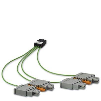 'Drie stekkers verbonden met groene kabels met een zwart module.'