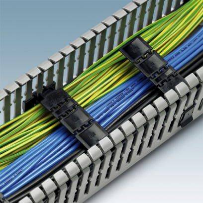Een kabelgoot met gesorteerde kabelbundels in geel-groen en blauw, vastgemaakt met zwarte clips. Toont een nette kabelinstallatie.