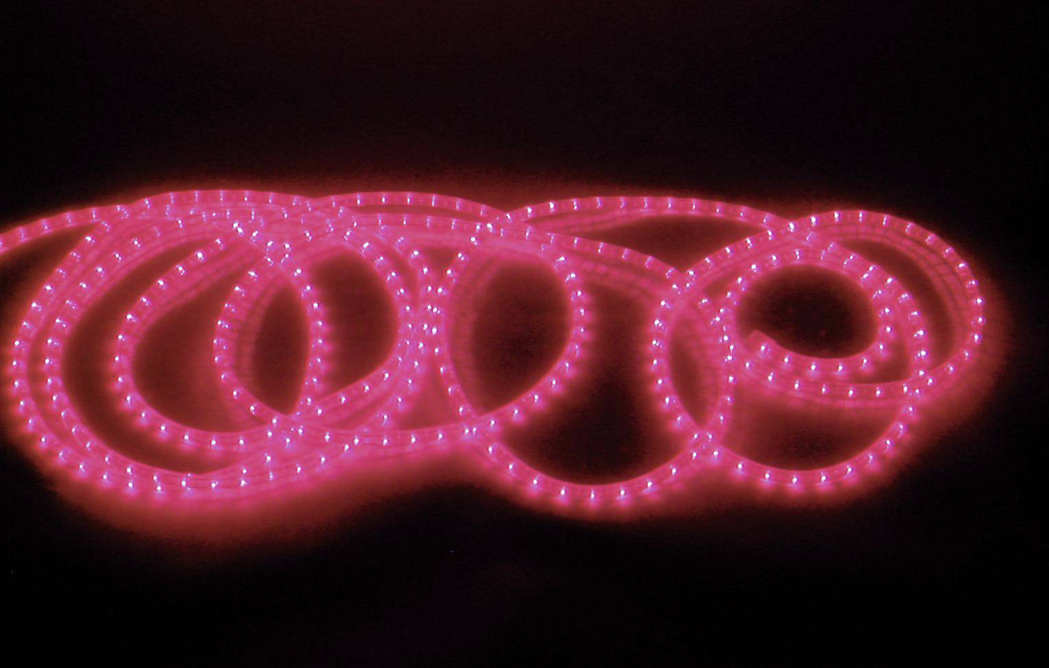 Gloeiende rode LED-lichtjes in meerdere lussen op een zwarte achtergrond.