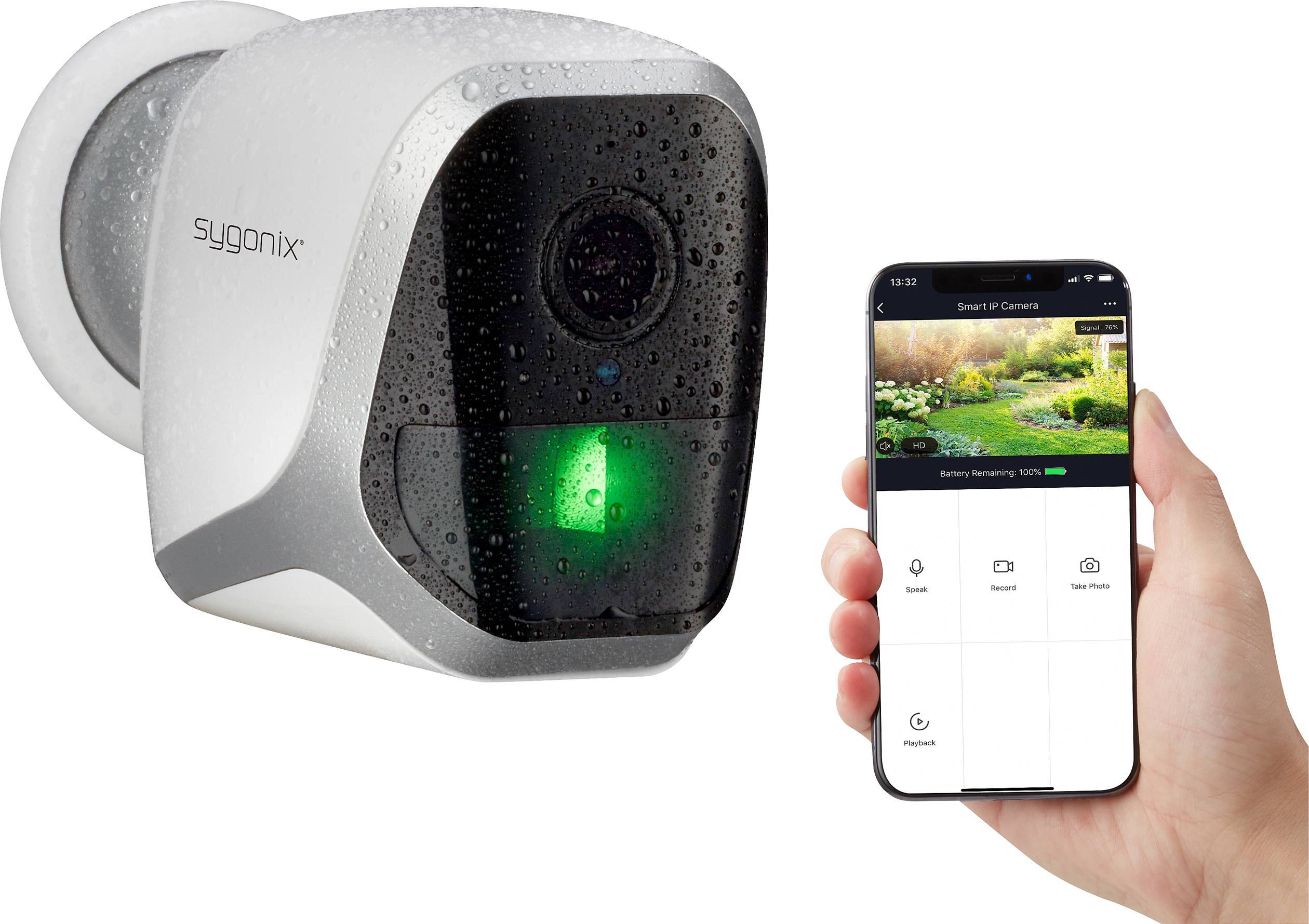 Een bewakingscamera met waterdruppels op het oppervlak naast een hand die een smartphone vasthoudt met de camera-app.