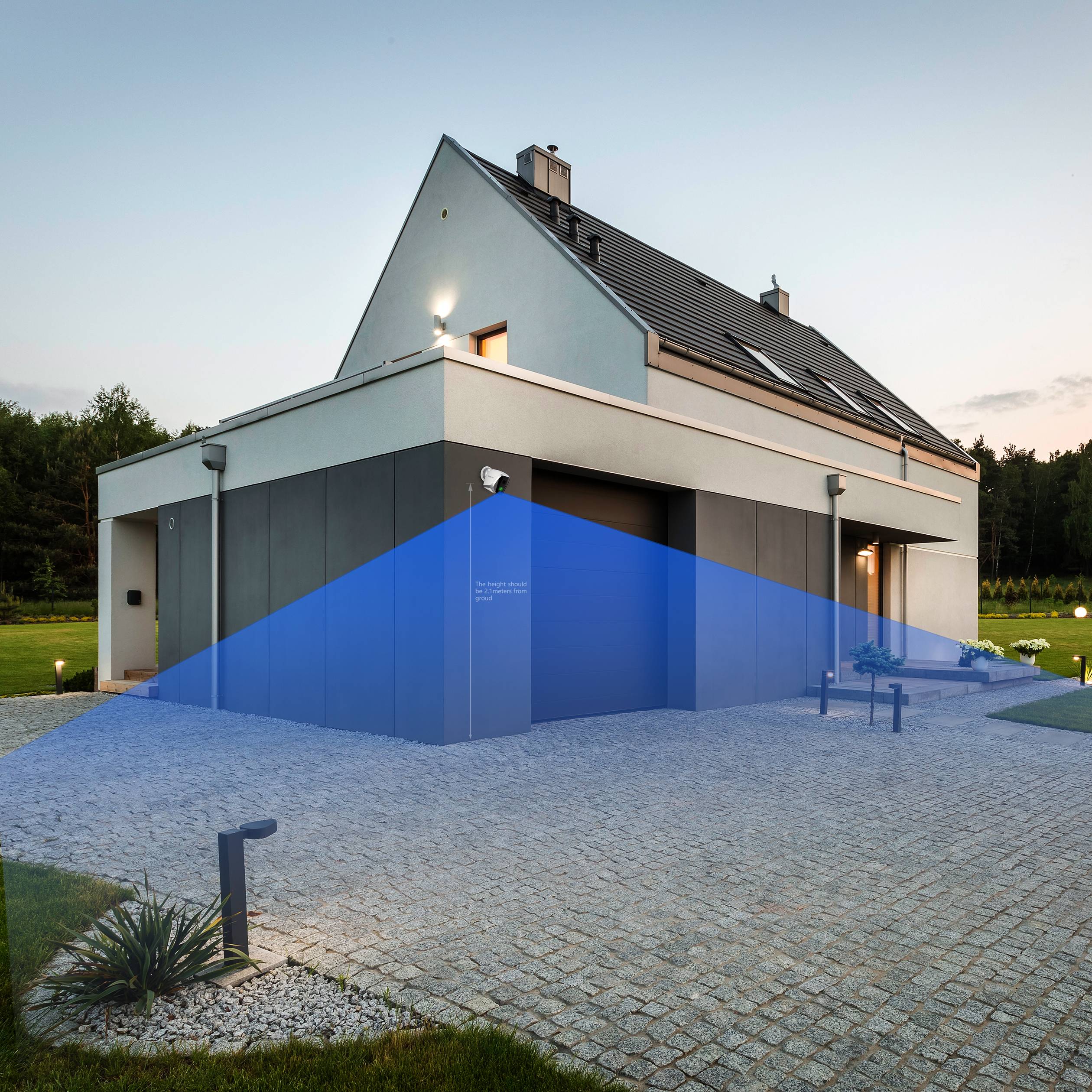 Modern tweeverdiepingenhuis met een blauwe veiligheidssensoraanduiding voor de garage, omgeven door een verzorgde tuin en bomen op de achtergrond.