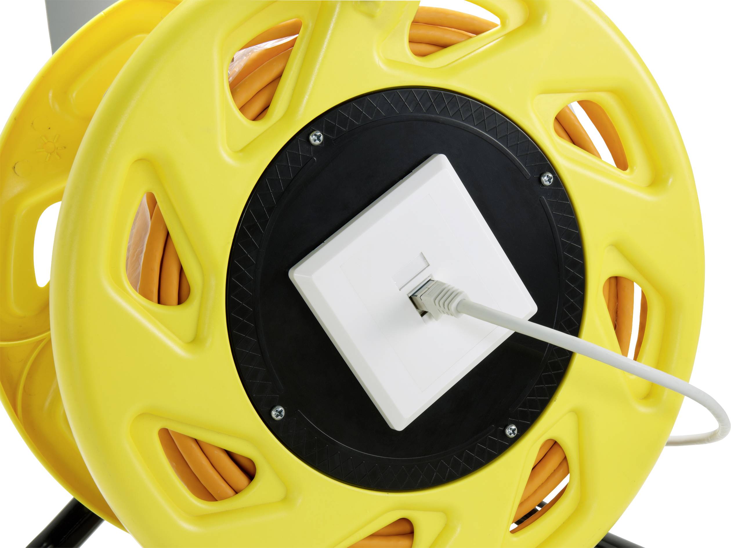 Een gele kabelhaspel met een netwerkkabelaansluiting in het midden, waaraan een grijs Ethernet-kabel is aangesloten.