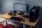 Een moderne bureau met monitor, toetsenbord, muis en pc. Document 'Businessplan' zichtbaar op het scherm.