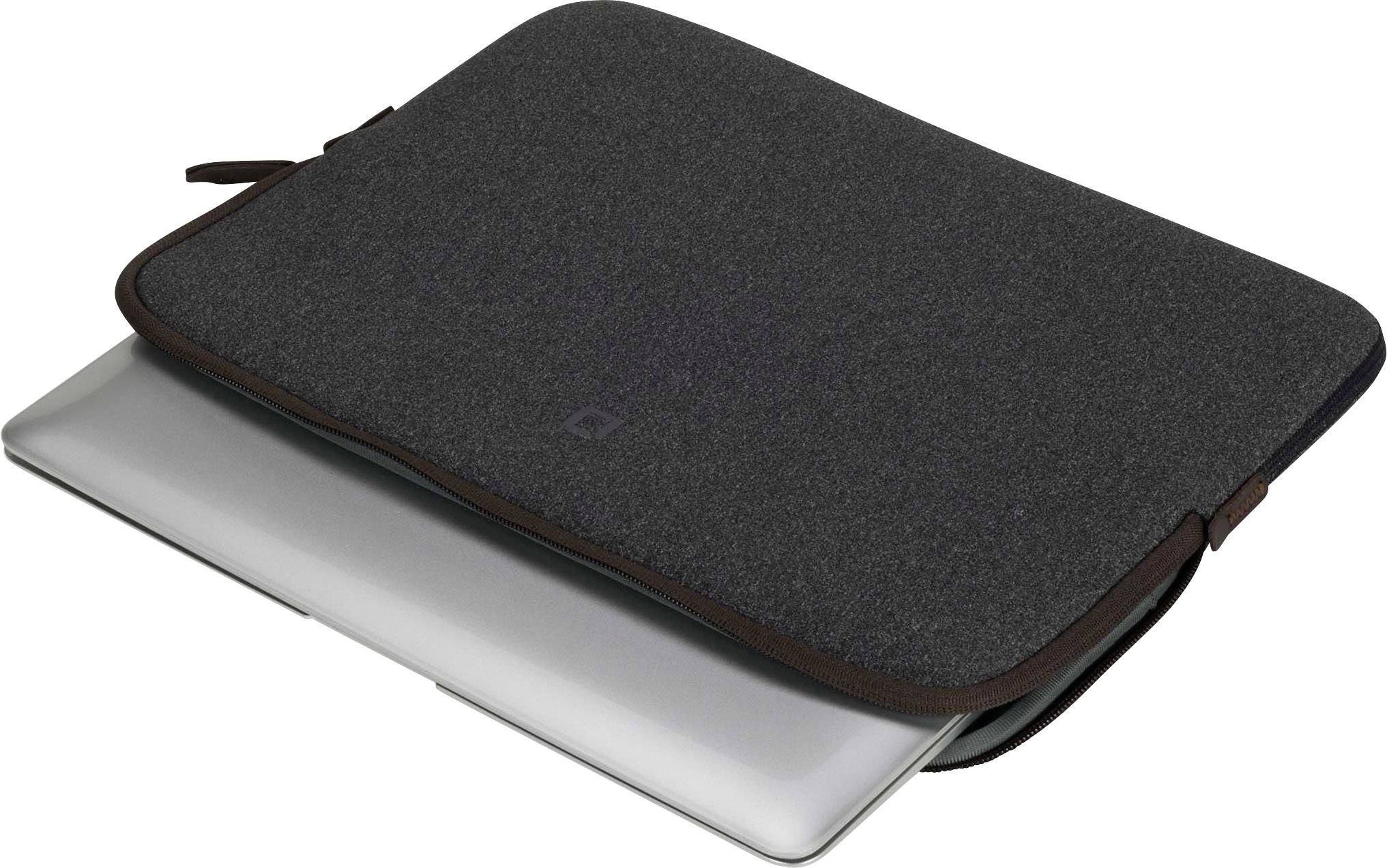 Een laptoptas van grijze stof met een rits, gedeeltelijk geopend, toont een zilveren laptop die gedeeltelijk naar buiten steekt.