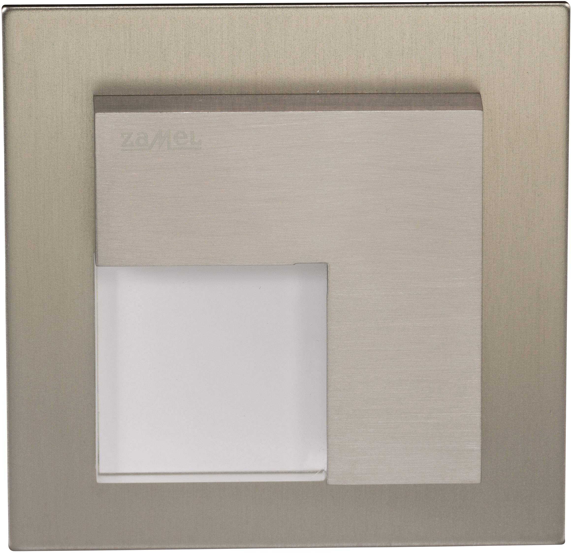 Vierkante, zilveren wandlamp met modern design, met gedeeltelijk verborgen lichtuittreding links onderaan. Vierkante basisvorm.