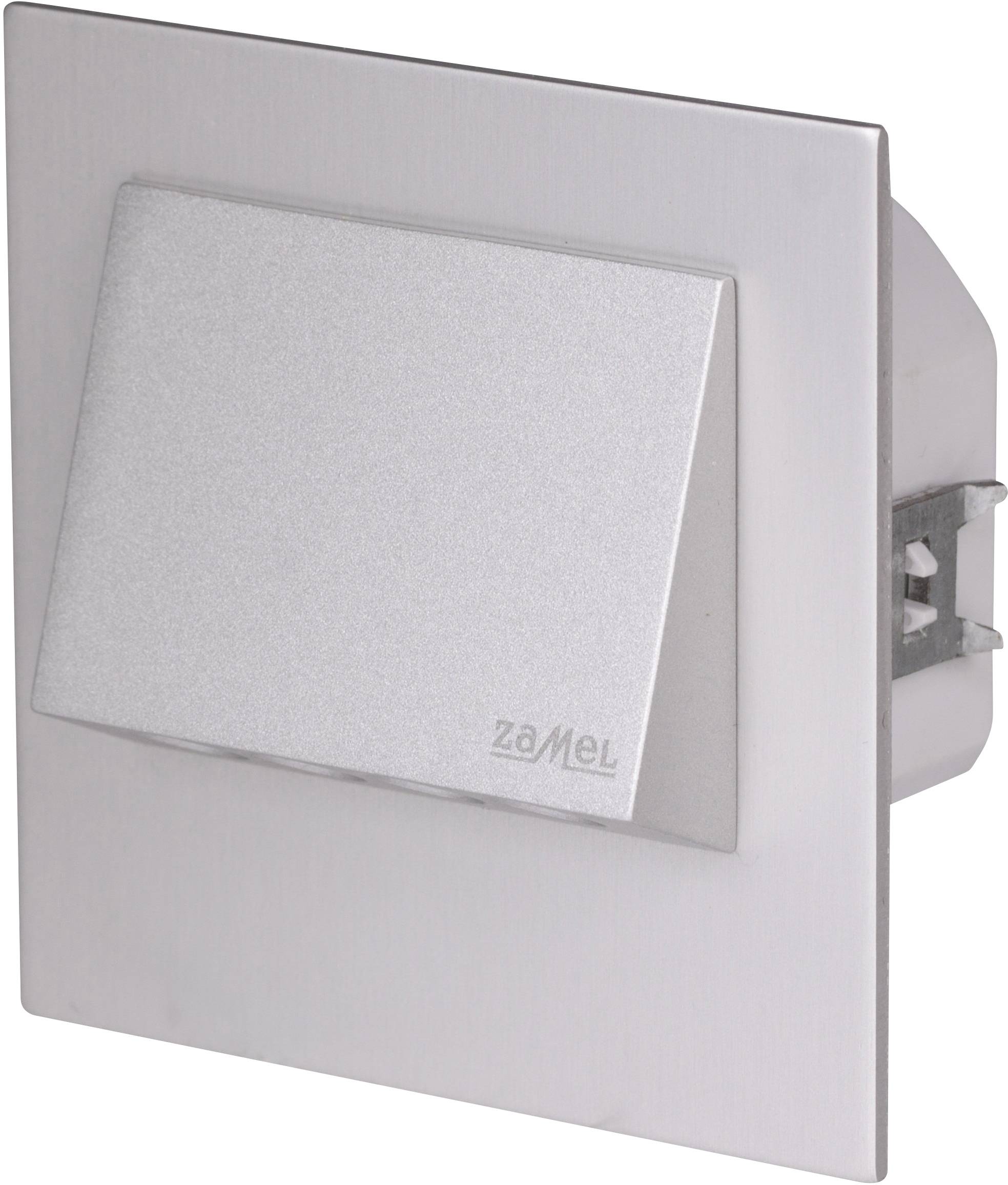 Een zilveren wandlamp met rechthoekig ontwerp, licht schuin tegen de muur gemonteerd, van het merk 'zaMel', toont een subtiele verlichtingsoptie.