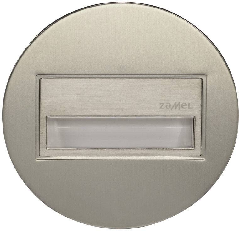 Een ronde, metalen wandlamp met een rechthoekig verlichtingsoppervlak in het midden.