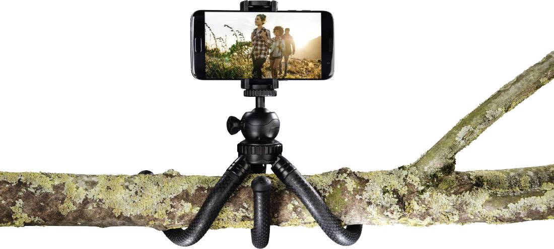Een smartphone op een flexibele standaard is bevestigd aan een tak. Op het scherm is een foto te zien van twee personen in de natuur.