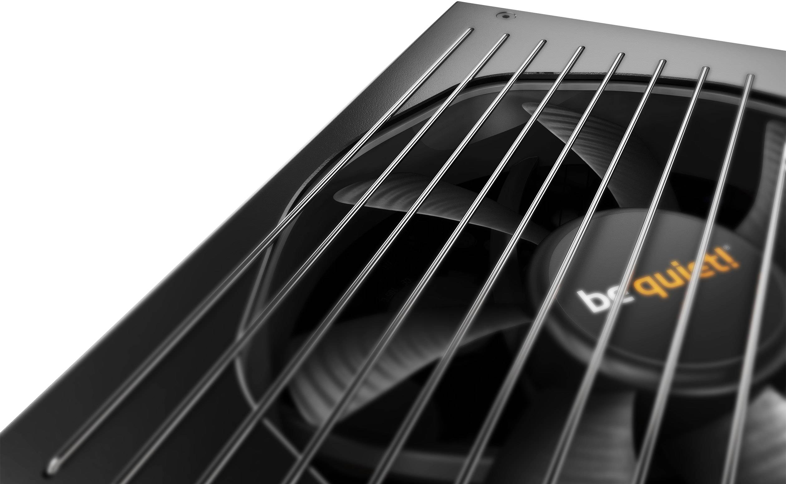 Zwart pc-voedingsapparaat van bovenaf gezien, ventilator zichtbaar met 'be quiet!' logo op de naaf, metalen rooster beschermt de ventilator.