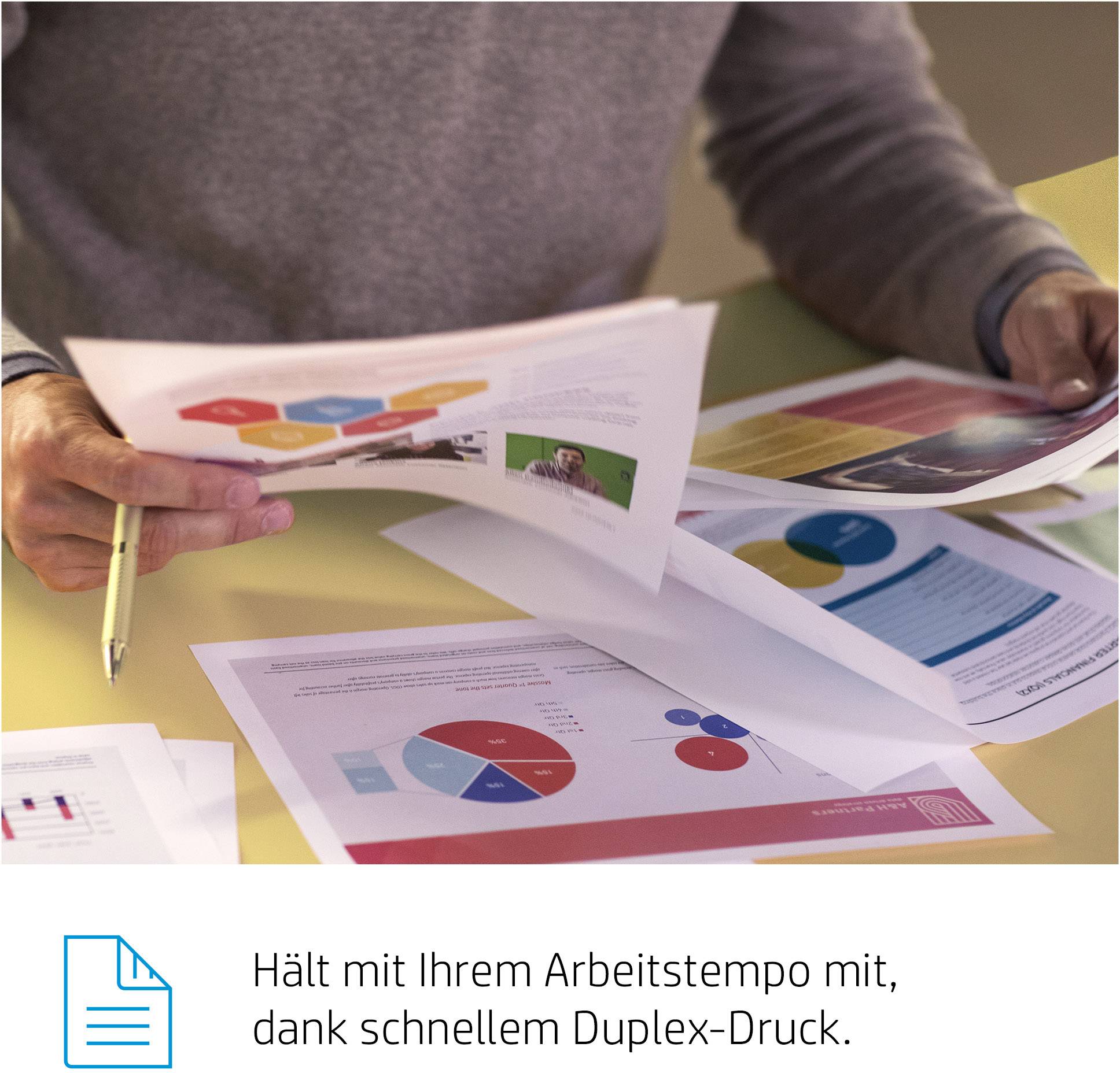 Een persoon controleert gekleurde diagrammen en documenten. Tekst in de afbeelding: 'Houdt gelijke tred met uw werkritme, dankzij snel dubbelzijdig afdrukken.'