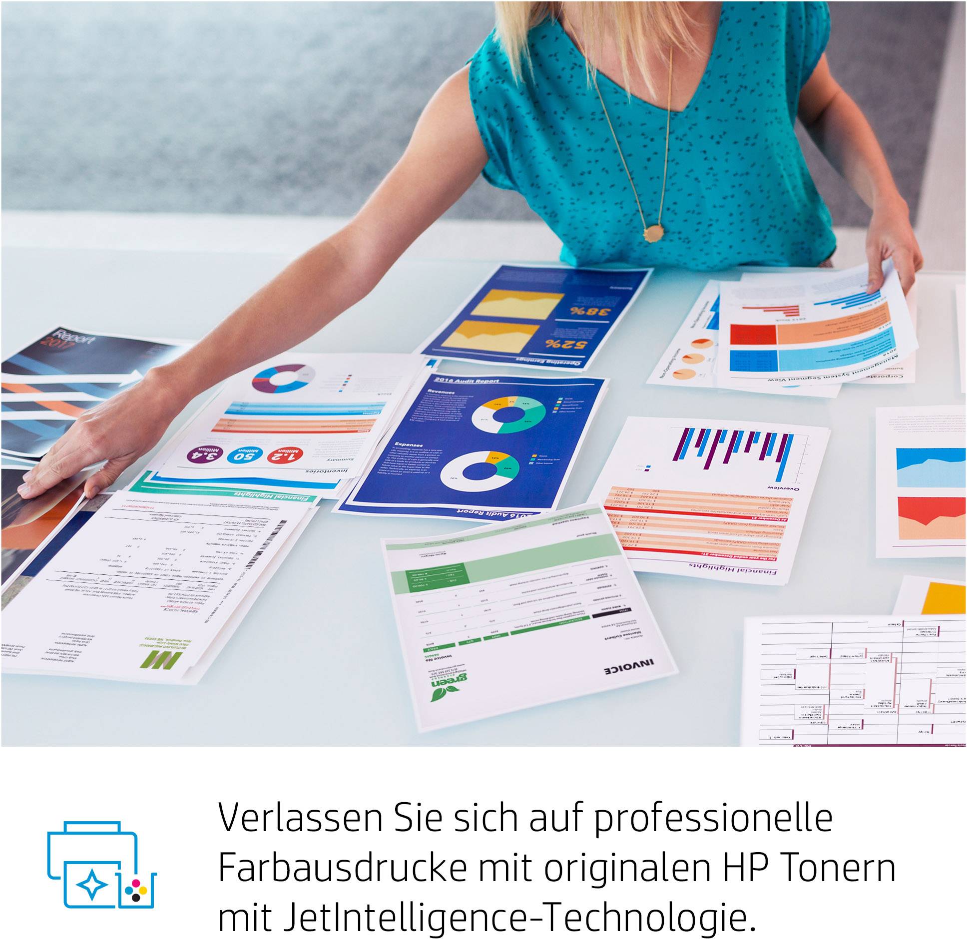 Een persoon zit aan een tafel met verschillende kleurengrafiek en documenten. Onderaan staat: 'Vertrouw op professionele afdrukken met HP-tonercartridges.'