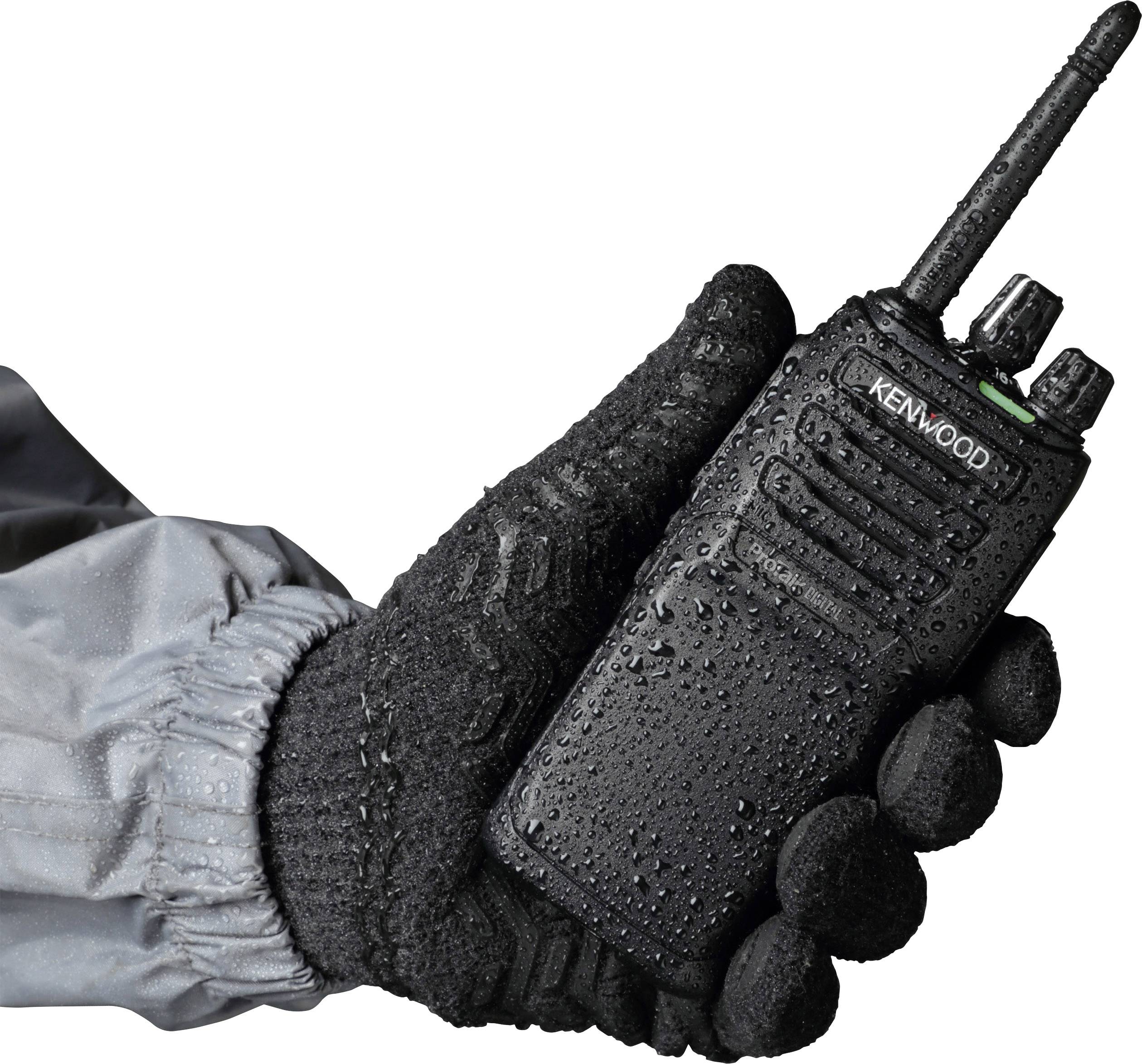 Een gehandschoende hand houdt een nat communicatieapparaat.