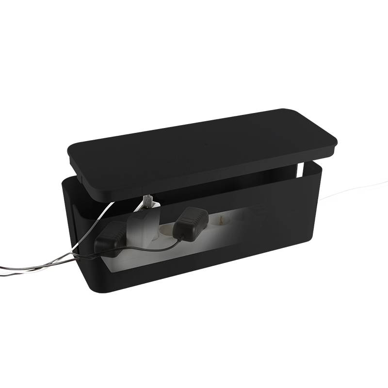 Zwarte kabelbox voor het organiseren van stopcontacten en kabels, met meerdere gestekte stekkers.