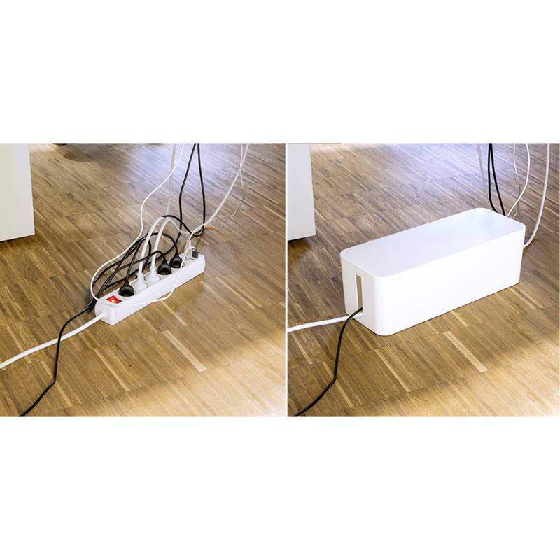 Links liggen kabels en een stekkerdoos op een houten vloer. Rechts zijn ze netjes opgeborgen in een witte doos.