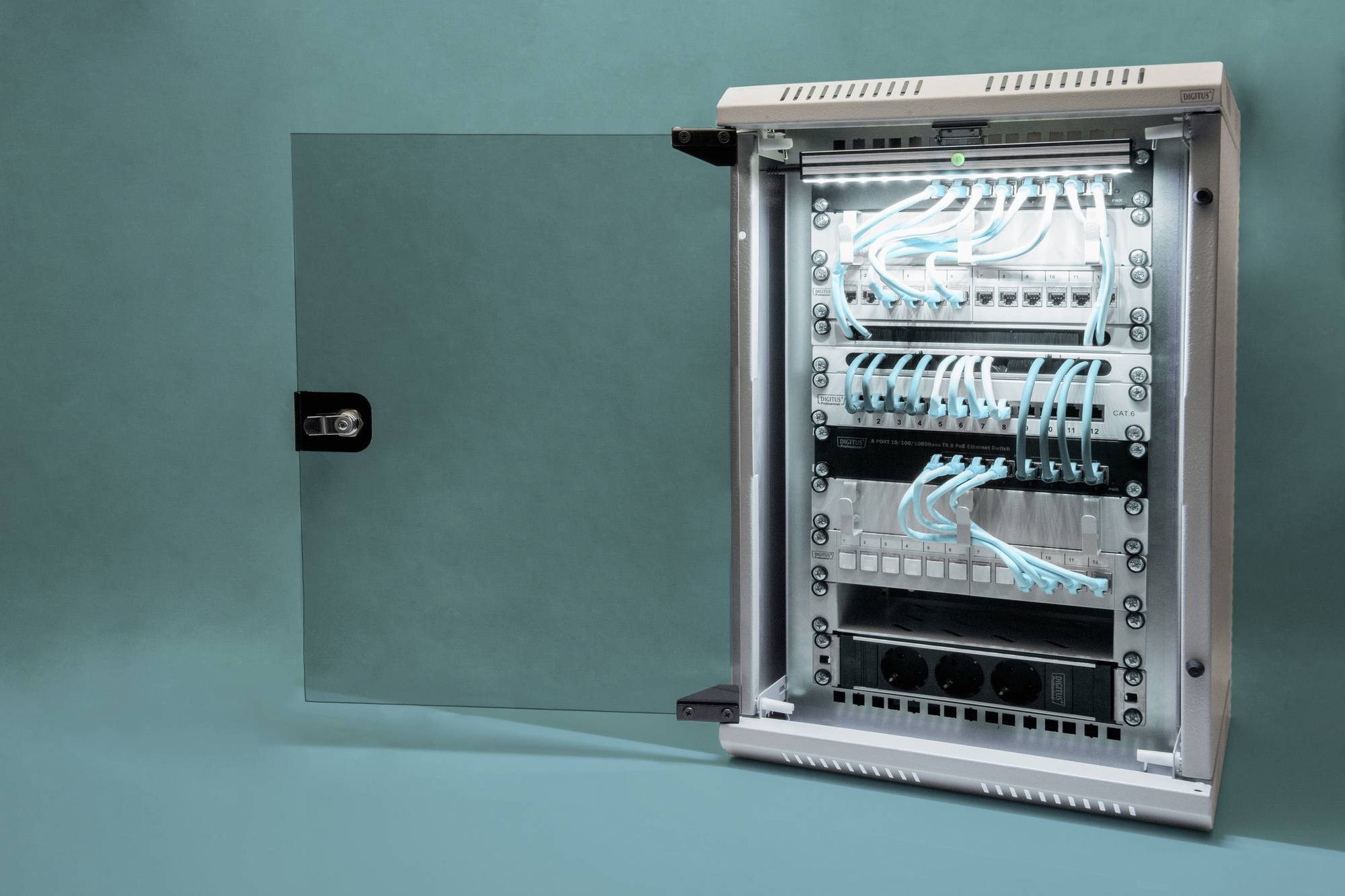 Geopende elektrische kast met meerdere rijen kabels en schakelingen, alles netjes gerangschikt, op een blauwe achtergrond.
