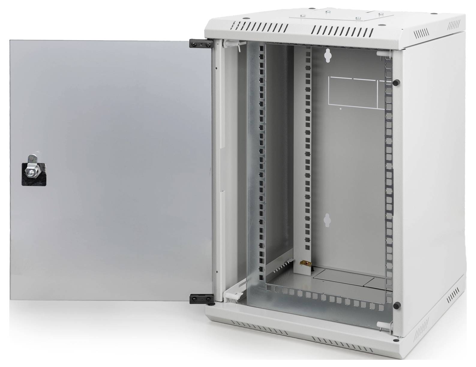 Een open, grijze netwerk-wandkast van metaal met ventilatiesleuven aan de bovenkant, gepresenteerd vanuit vooraanzicht.