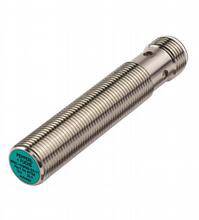 Foto van een metalen cilindersensor met een geriffelde oppervlakte en een groen detail aan het ene uiteinde.
