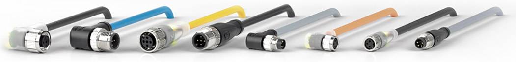 Stekkers in verschillende kleuren met metalen en kunststof componenten op een rij, gebruikt voor uiteenlopende elektronische aansluitingen.