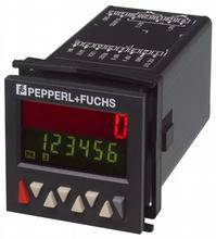 Digitale teller van Pepperl+Fuchs met rode LED-display, die '123456' weergeeft. Apparaat met meerdere bedieningselementen aan de voorkant.