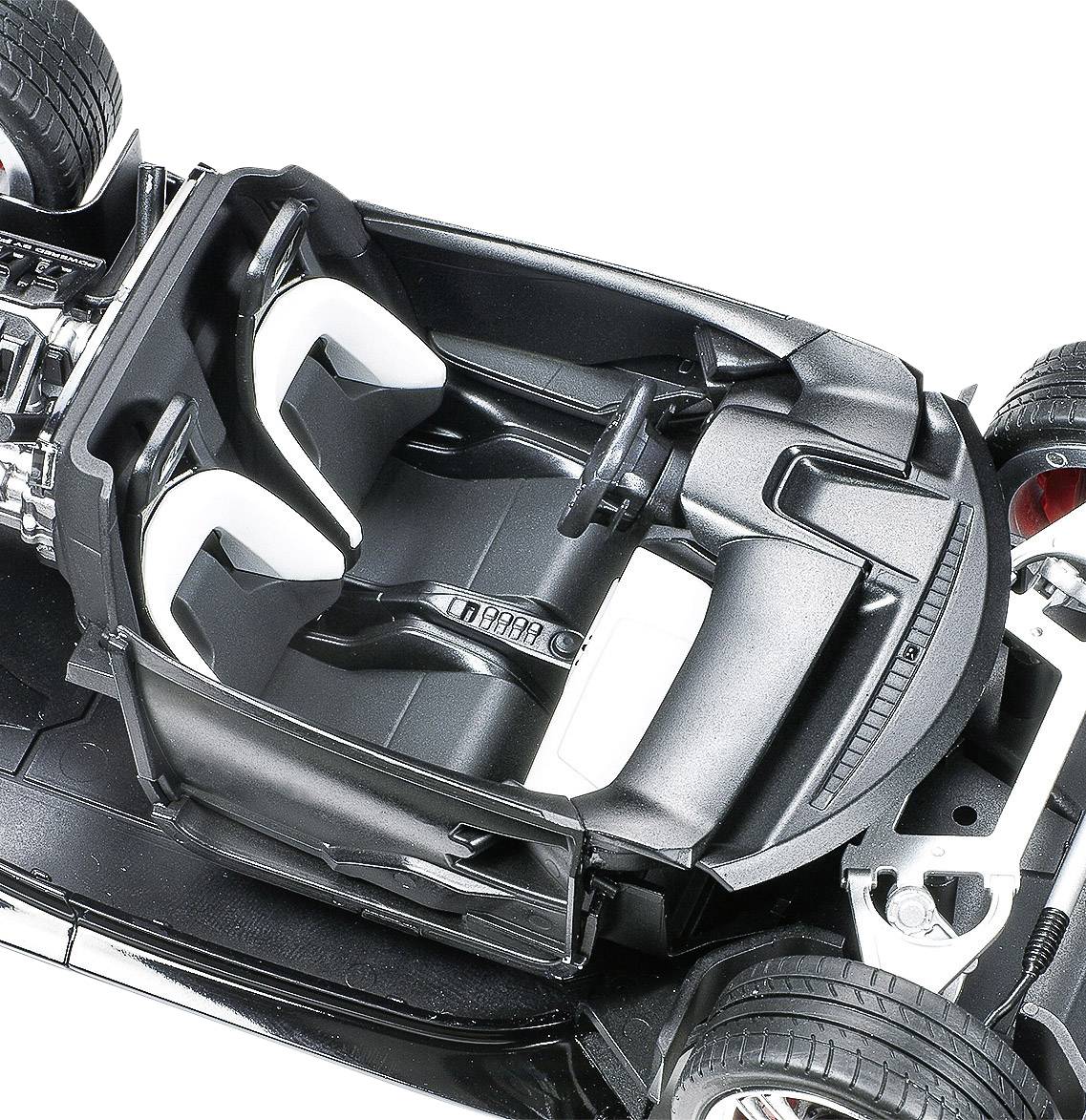 Aanzicht van een auto-interieurmodel zonder carrosserie. Twee voorstoelen, stuurwiel en dashboard zijn zichtbaar.