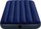 Donkerblauwe luchtmatras met ribbelpatroon, geschikt voor binnen- en buitengebruik.