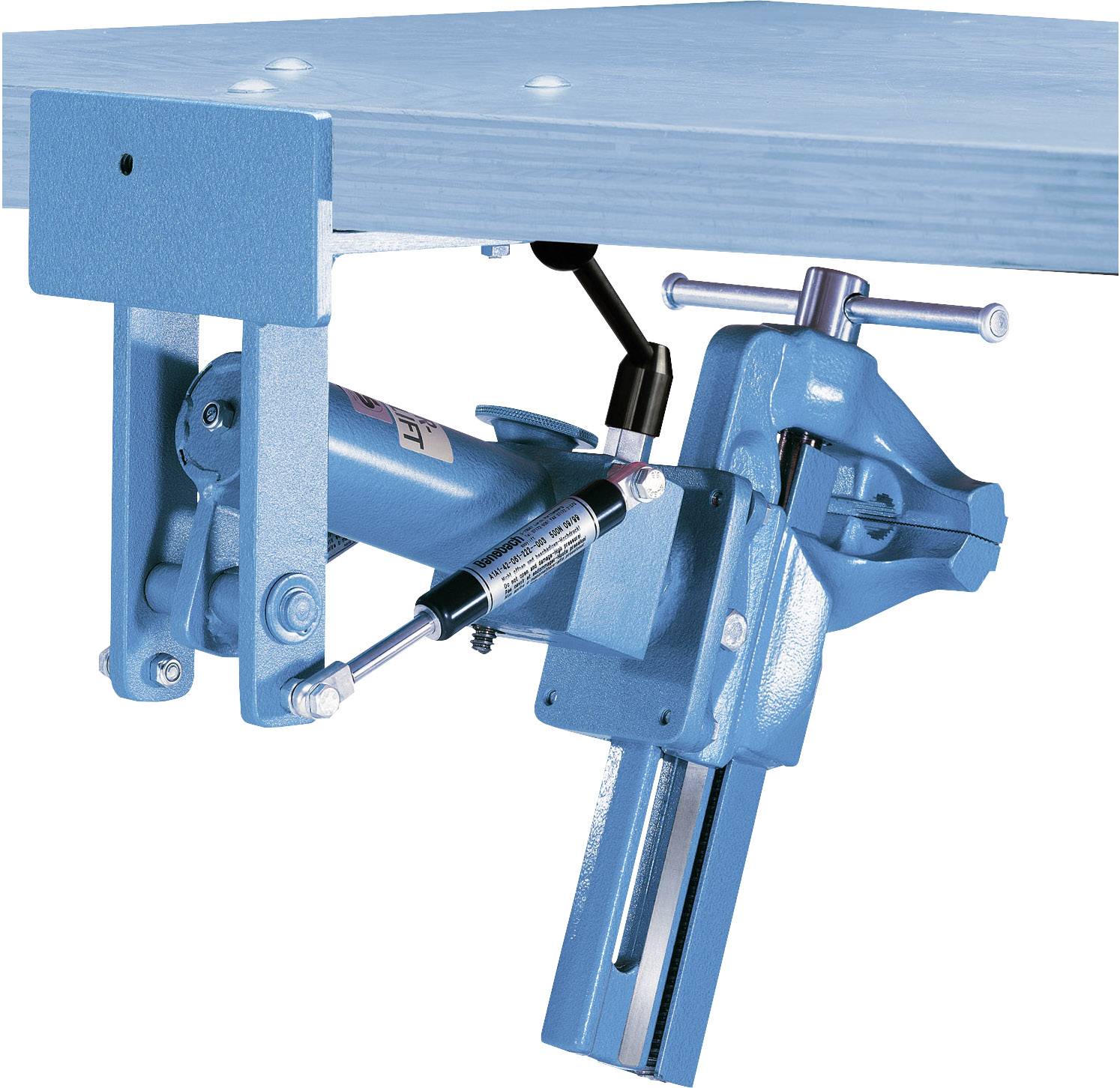 'Een blauwe bankschroef is bevestigd aan een werkbank.'