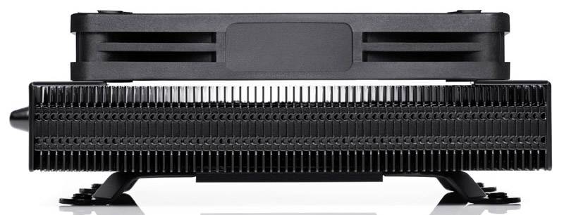 Een zwarte CPU-koeler met een plat ontwerp en talrijke koelribben die een effectieve warmteafvoer mogelijk maken.
