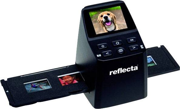 Een Reflecta-diascanner met dia's in de filmhouder. Op het display wordt een foto van een lachende hond weergegeven.
