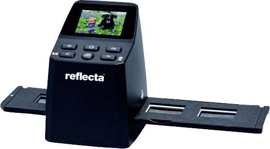 Een filmscanner met een negatieve slede en een klein scherm waarop een foto wordt weergegeven. Merknaam 'reflecta' op de voorkant.