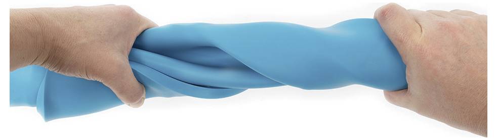 Twee handen wringen een blauwe handdoek.