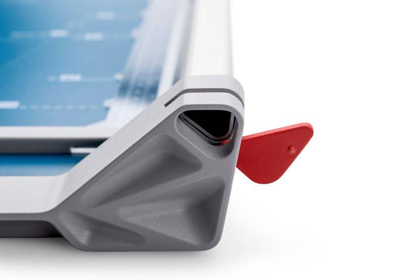 Een close-up van een hoek van een tablet in een hoes met een rode lip.