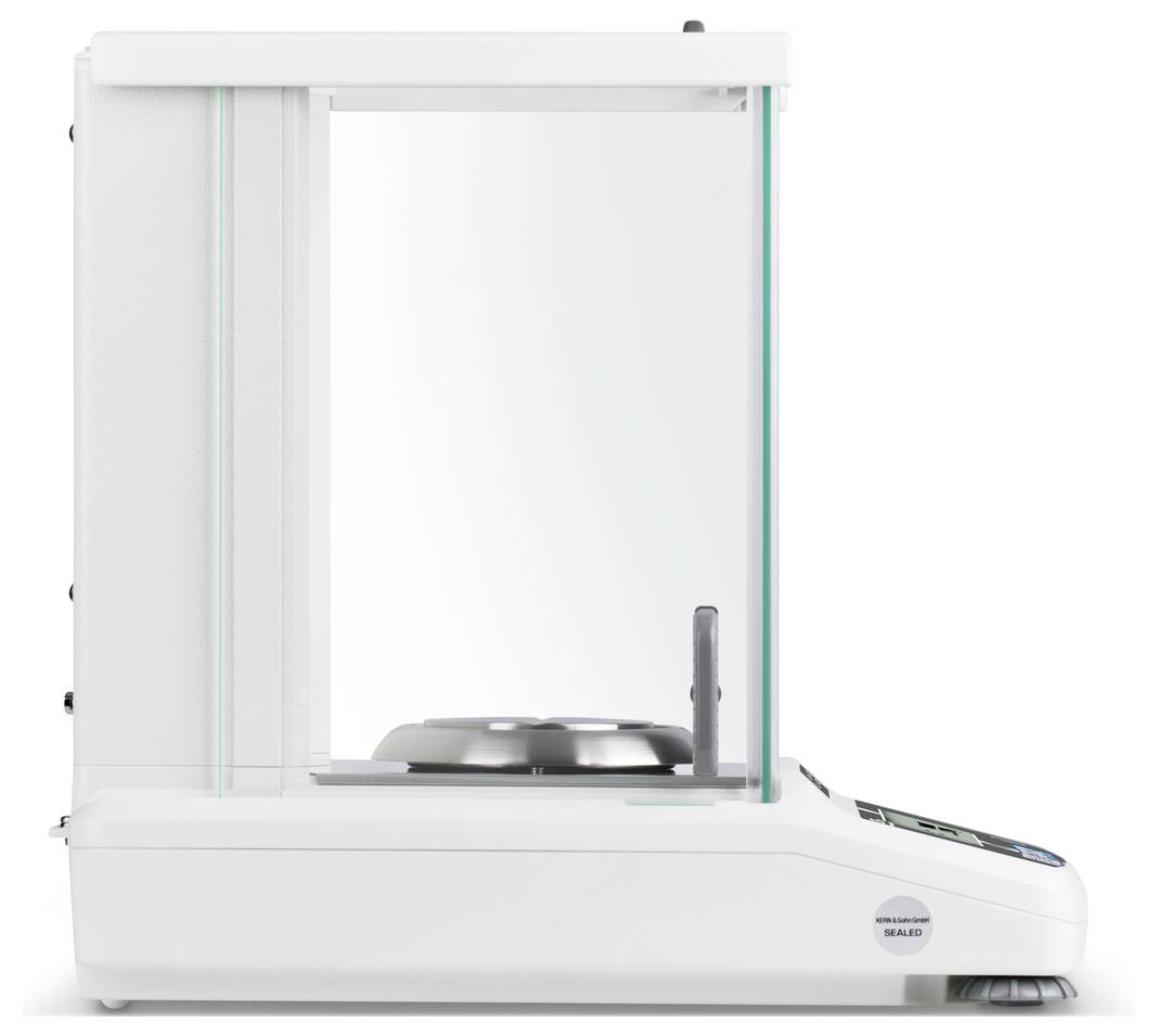 Een digitale precisieweegschaal met transparante windkap, zijaanzicht. Geschikt voor laboratoriumtoepassingen voor nauwkeurige gewichtsmetingen.
