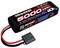Een zwarte Traxxas Lipo-accu met '5000 mAh' opschrift, 7,4 Volt, rood en zwart kabel met stekker.