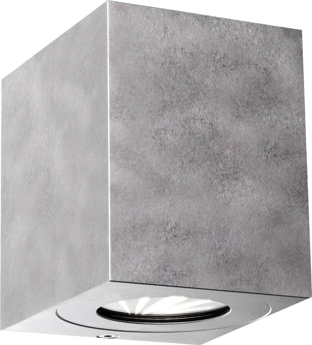 Moderne wandlamp in kubische vorm met betonlook, met verlichting gericht naar beneden, geschikt voor hedendaagse interieurs.