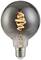Een gloeiende, decoratieve lamp met een zichtbare, spiraalvormige gloeidraad die een warme sfeer creëert.