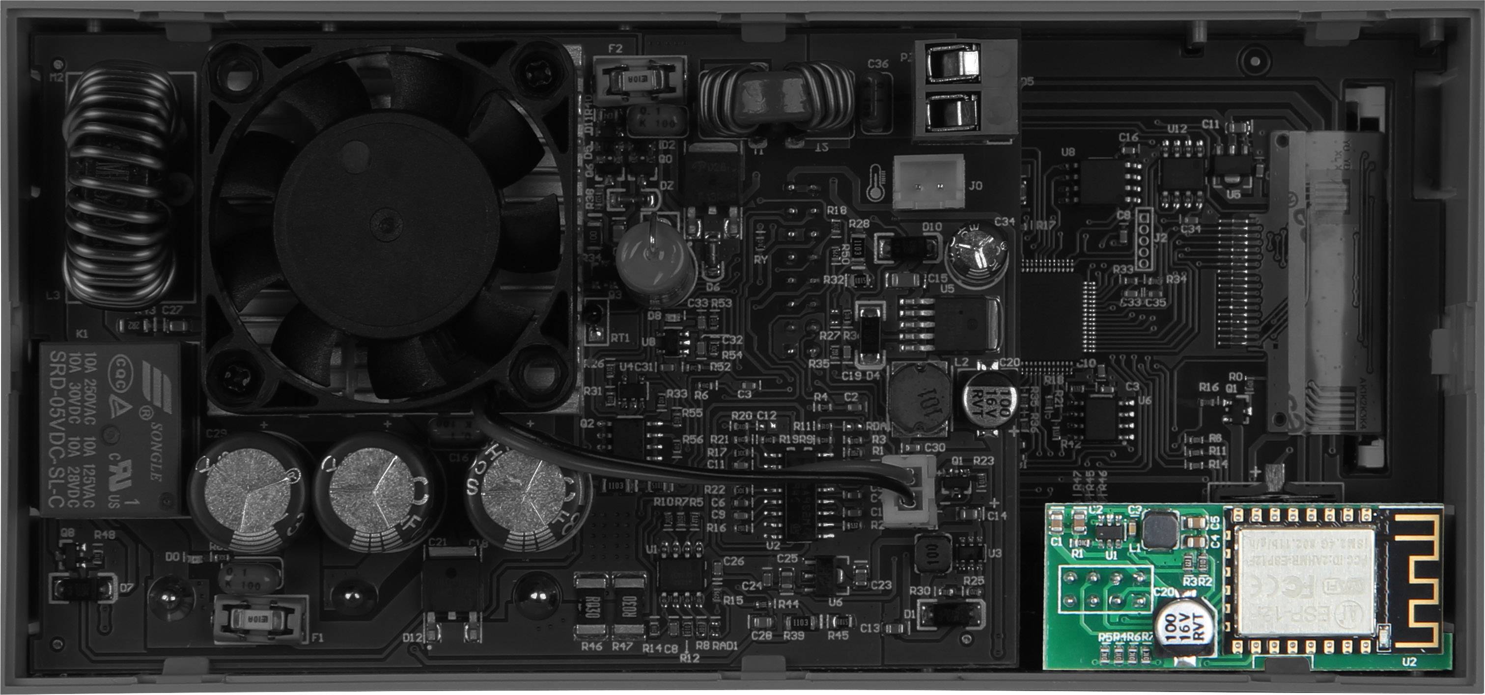 Binnenaanzicht van een elektronische printplaat met ventilator en verschillende componenten; rechts onderaan is een kleiner, rechthoekig module zichtbaar.
