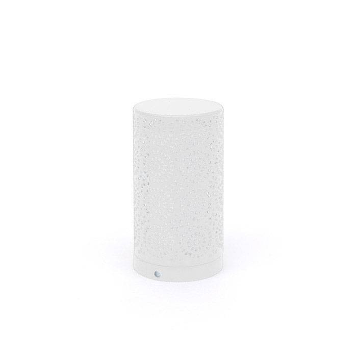 Witte, cilindrische tafellamp met decoratief patroon, geschikt voor een modern interieur.